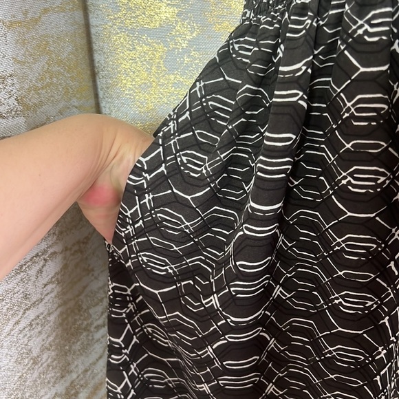 Guess Black/White Abstract Elastic Waist V-Neck A-Line Dress Size M - Picture 9 of 17